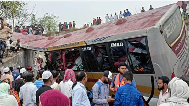 মাদারীপুরে এক্সপ্রেসওয়ের রেলিং ভেঙ্গে যাত্রীবাহী বাস খাদে পড়ে নিহত ১৬